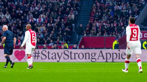 Eerbetonen voor Abdelhak Nouri en Johan Cruijff bij gewonnen wedstrijd Ajax Legends