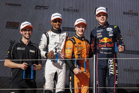 Zoon Tom Coronel haalt op indrukwekkende wijze een mijlpaal in Formule 4: 'Had dit nooit gedroomd'