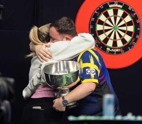 Luke Littler kust en knuffelt erop los met vriendin na winnen Grand Slam of Darts