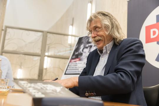 Dochter van Johan Derksen toont impact van zijn 'schunnige verhalen': 'Deze foto zegt het wel'