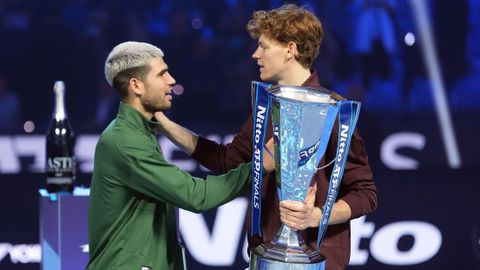 Nieuwe superrivaliteit in de maak: toptennissers Carlos Alcaraz en Jannik Sinner op bizarre wijze in balans