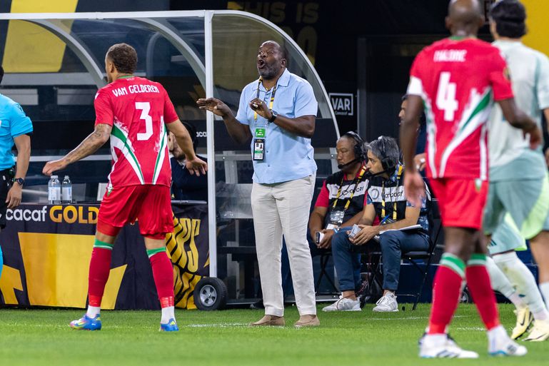 Suriname-bondscoach Stanley Menzo denkt op rand van WK-deelname terug aan enorme ramp: 'Daar sta je wel bij stil'