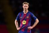 Frenkie de Jong zal nu helemaal flink balen van zijn rode kaart. ©Getty Images