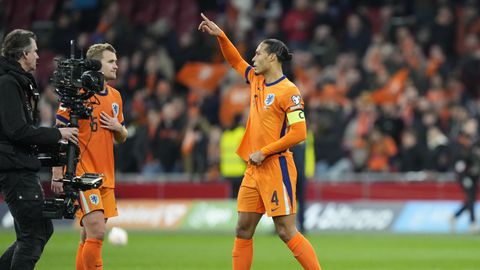 Virgil van Dijk schrijft geschiedenis als aanvoerder van Oranje: 'Hij is speciaal voor mij'