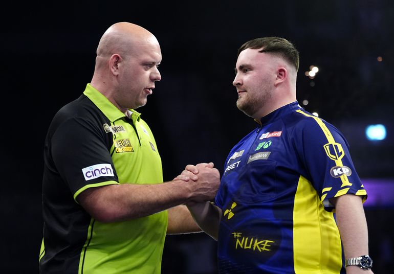 Dartsensatie Luke Littler (18) gooit Michael van Gerwen uit de boeken na unieke prestatie