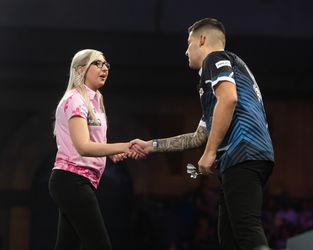 Fallon Sherrock strompelt met pijn uit WK darts en kan gedroomd affiche vergeten