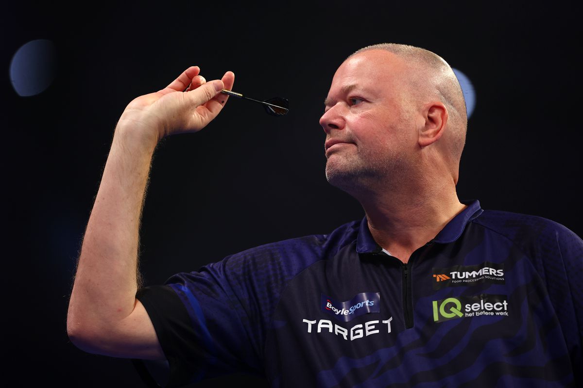 Kritiek op 'jeugdheld' Raymond van Barneveld in aanloop naar eerste WK-optreden: 'Zo ga je niet winnen'