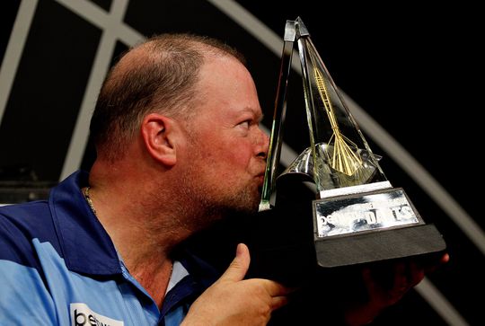 Zoveel geld verdiende dartslegende Raymond van Barneveld in zijn lange carrière