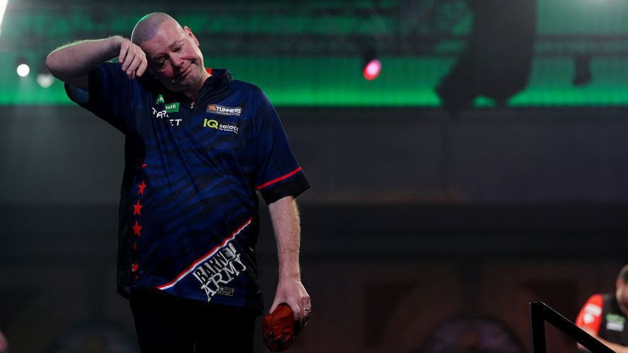 Britse media keihard voor Raymond van Barneveld na afgang op WK darts: 'Het is nu onvermijdelijk'