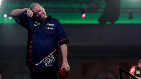 Britse media keihard voor Raymond van Barneveld na afgang op WK darts: 'Het is nu onvermijdelijk'