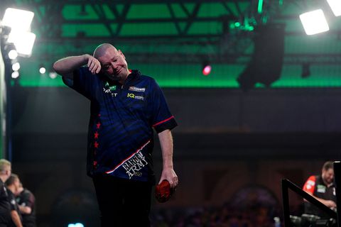 Britse media zijn keihard voor Raymond van Barneveld na afgang op WK darts en trekken pijnlijke conclusie
