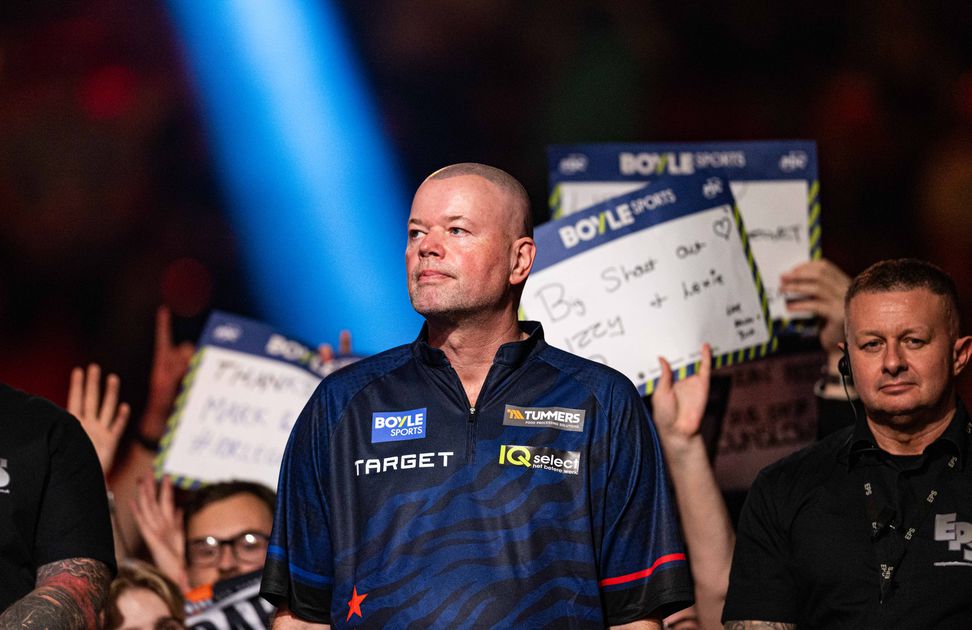 Live WK darts | Ex-wereldkampioen Raymond van Barneveld hoofdact van 'magere' avond