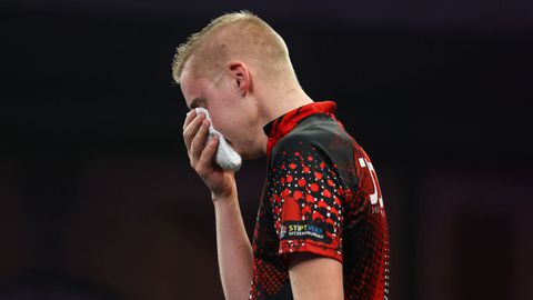 Huilend dartstalent krijgt passende bijnaam na WK-debuut: 'We kunnen hier lacherig over doen'