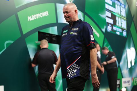 Live WK darts | Ex-wereldkampioen Raymond van Barneveld verliest kansloos