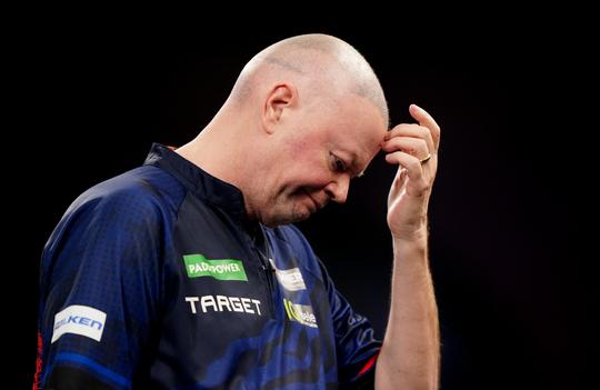 Worstelende Raymond van Barneveld beleeft na merkwaardig moment trieste aftocht op WK darts
