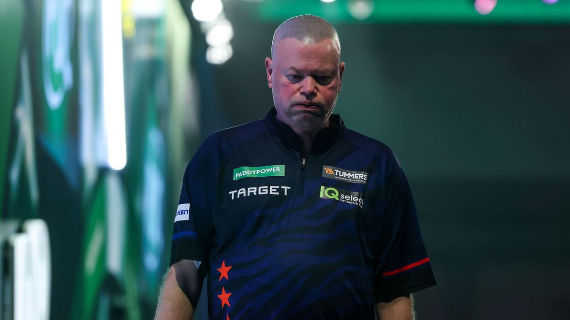 Vraagtekens over toekomst Raymond van Barneveld na drama op WK darts: 'Zo pijn lijden wil je niet'