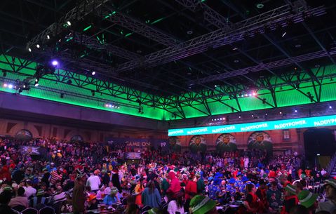 Droom komt uit voor Keniaanse dierenarts op WK darts: 'Ik mag op dezelfde dag als Michael van Gerwen spelen'