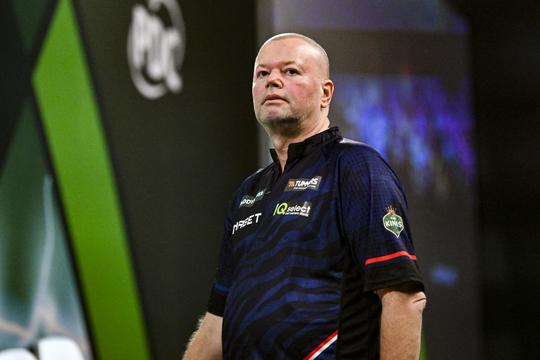 Icoon Raymond van Barneveld voelde zich 'het lachertje' van het darten: 'Dan raak je de kluts kwijt'