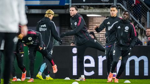 De spelers van Ajax bezig aan de warming-up © Pro Shots