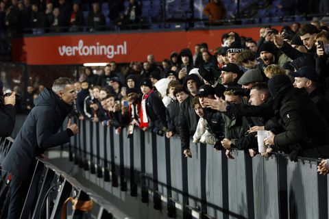 Boze fans zijn er klaar mee in De Kuip: Feyenoord-selectie en Robin van Persie toegesproken na bekerdrama