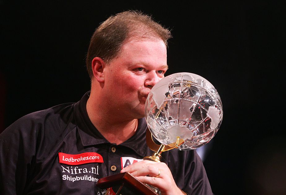 Hoe Raymond van Barneveld tegen Phil Taylor voor het eerst het WK darts bij PDC won: 'Als hij dat no