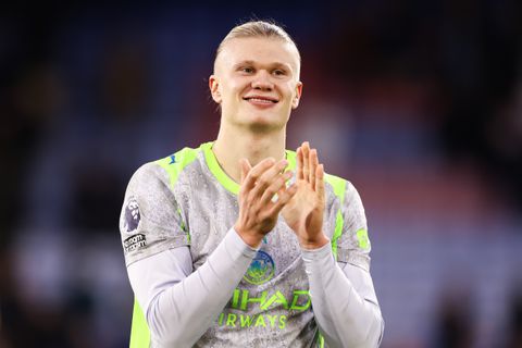 Vermomde topvoetballer Erling Haaland wordt ontmaskerd door fans: 'Ik hoor je stem'