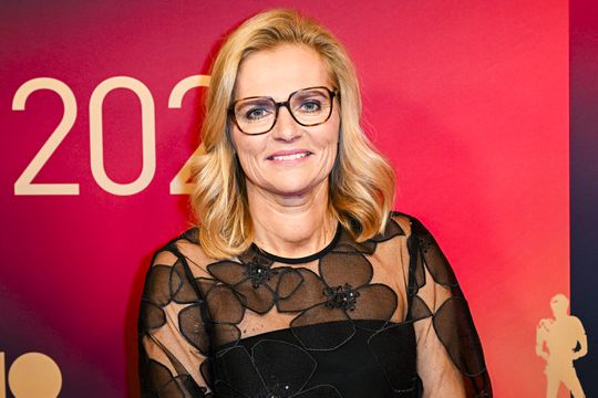 Voetbalcoach Sarina Wiegman schrijft geschiedenis op Sportgala: 'Ik ben er emotioneel van'