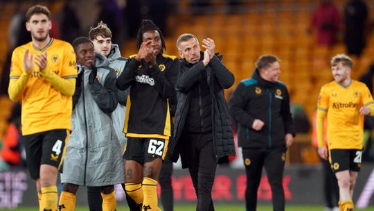 Bijzonder: supporter van Wolverhampton Wanderers valt in als vierde official tegen Brentford