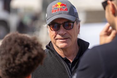 Carlos Sainz Sr. (61) dicht bij vierde zege Dakar Rally na autopech voor Sébastien Loeb