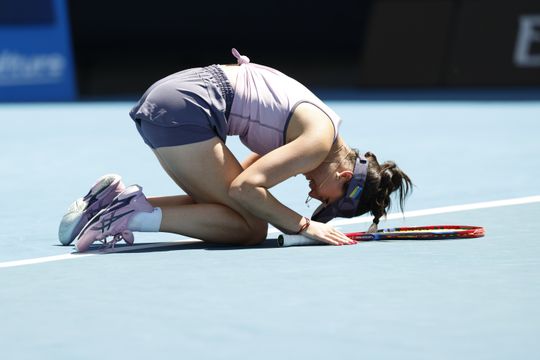 Stuntende tennisster werkt zichzelf in de nesten op Australian Open: 'Het is een krankzinnig verhaal'