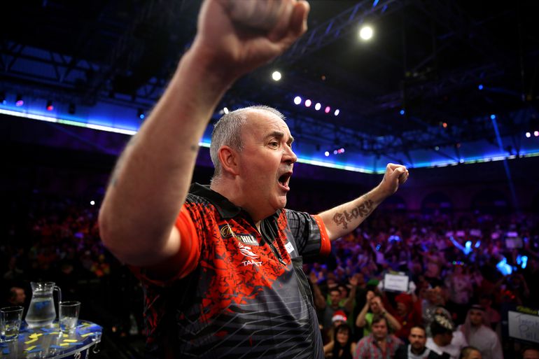 Legendarische Phil Taylor keert terug in dartswereld: 'Zo makkelijk kom je niet van me af'