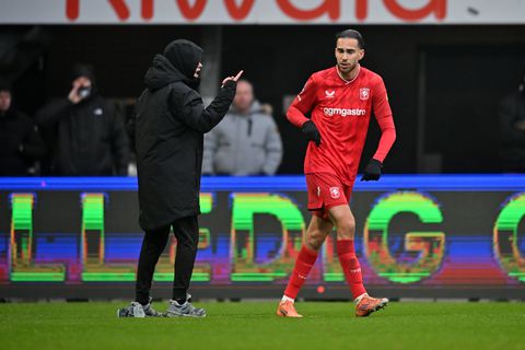 Derby Heracles - FC Twente gestaakt: voetballer haalt boos verhaal bij ballenjongen in Eredivisie-duel