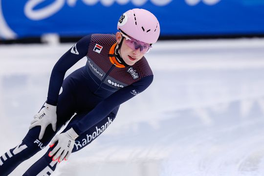 Nederlandse shorttrackster profiteert van dure fout en juicht met medaille op EK shorttrack