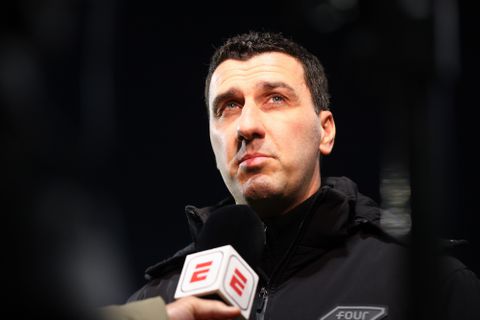 AZ zet coach Maarten Martens vlak na monsterzege tegen Ajax op straat