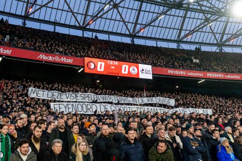 Feyenoord fans halen hard uit naar club via spandoek met grove teksten