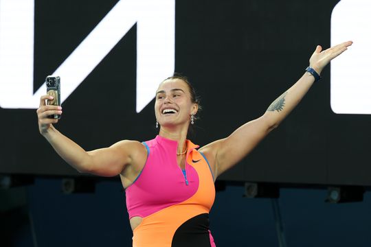 Topfavoriete Aryna Sabalenka komt met schrik vrij op Australian Open, ook Carlos Alcaraz kan juichen