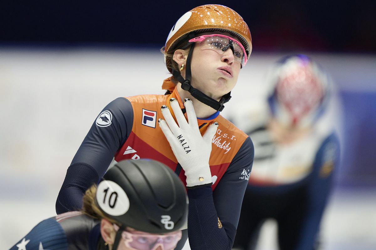 Suzanne Schulting troost zich met winst B-finale na val in halve eindstrijd 1000 meter