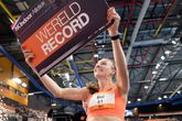 Femke Bol verbetert in Apeldoorn het wereldrecord op de 400 meter indoor. © Pro Shots