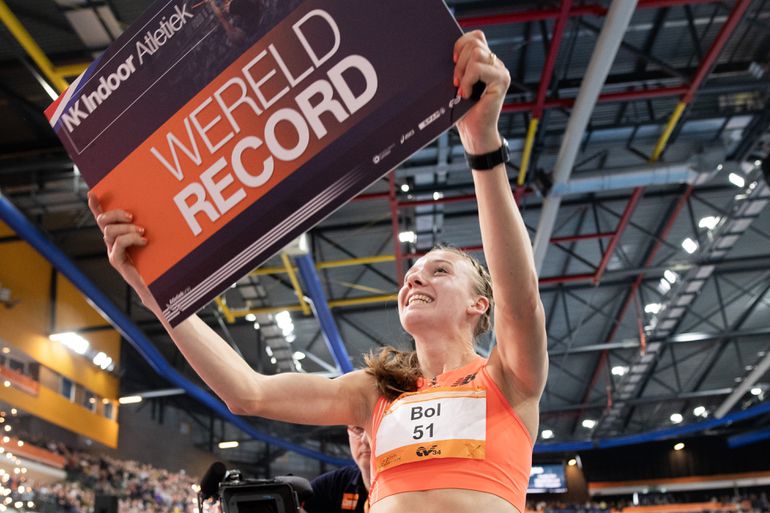 Weergaloze Femke Bol verbetert wereldrecord 400 meter indoor op NK: 'Echt niet normaal'