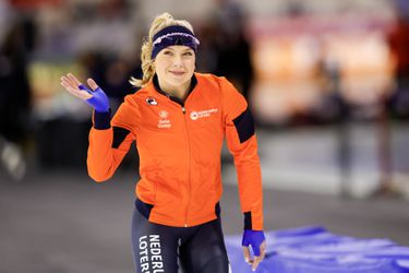 Joy Beune pakt ook nog brons op 1500 meter na goud eerder op de avond: 'Ik dacht: je bent nu toch al wereldkampioen'