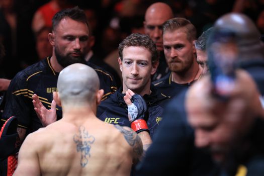 Opvallende fan bij UFC: Mark Zuckerberg ziet kampioen Alexander Volkanovski knock-out gaan