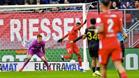 FC Twente-spits Myron Boadu maakt mogelijk doelpunt van het jaar, maar grensrechter is spelbreker