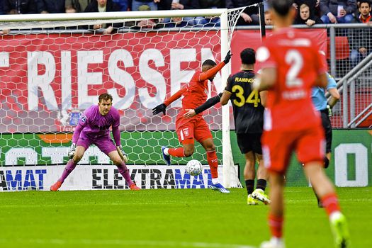 FC Twente-spits Myron Boadu maakt mogelijk doelpunt van het jaar, maar grensrechter is spelbreker