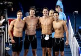 Estafettezwemmers overtuigen op WK met nationaal record en pakken ticket voor Olympische Spelen