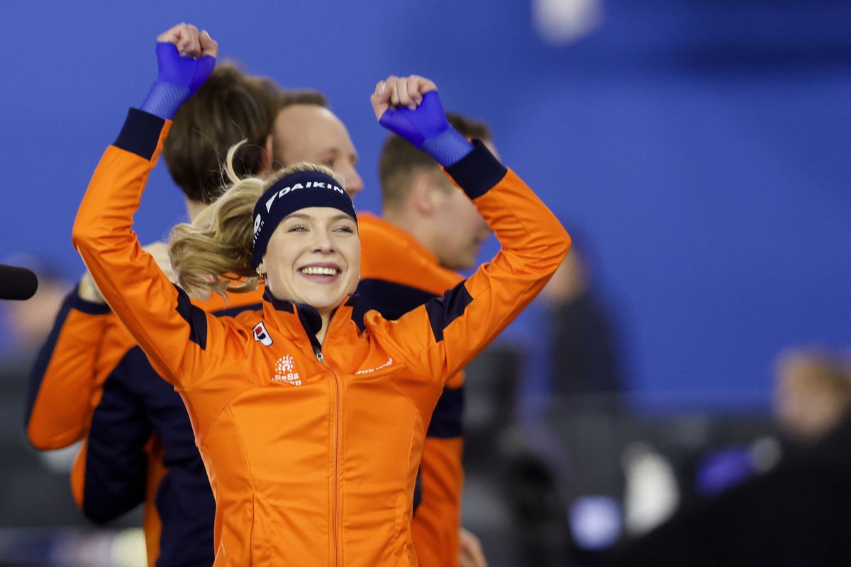 Joy Beune troeft Irene Schouten af met sensationeel goud op 5000 meter bij WK afstanden