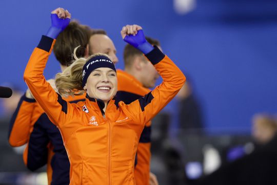 Joy Beune troeft Irene Schouten af met sensationeel goud op 5000 meter bij WK afstanden