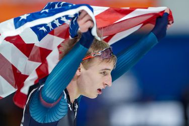 Jordan Stolz voltooit weer WK-triple met goud op koningsafstand, Nuis grijpt zilver