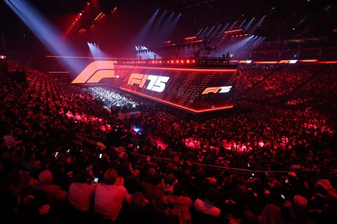 Groot spektakel tijdens F1 75: bekijk hier alle gepresenteerde auto's en de mooiste beelden