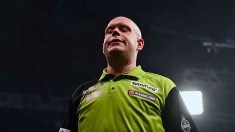 'Een van de grootste shocks in darts ooit': Engelse pers schrikt van nederlaag Michael van Gerwen tegen amateur