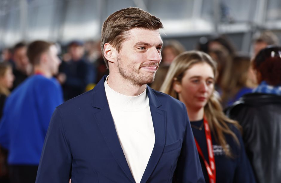 Komiek steekt de draak met Max Verstappen tijdens F1 75: 'De show gaat door'